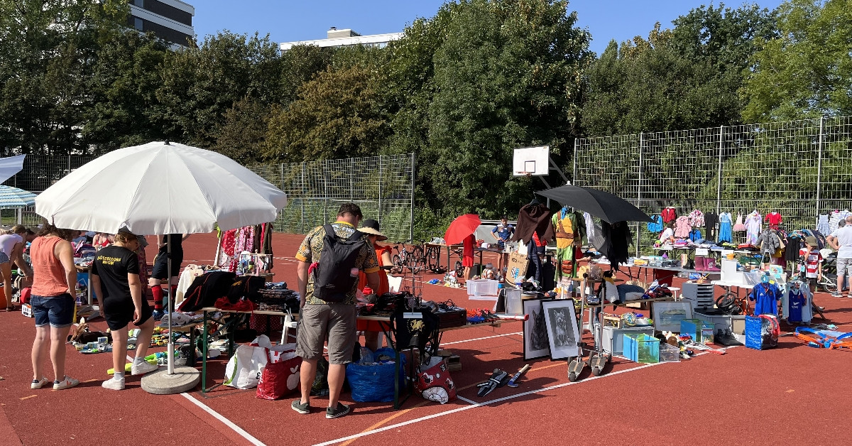 The first Flea market at the Dragons